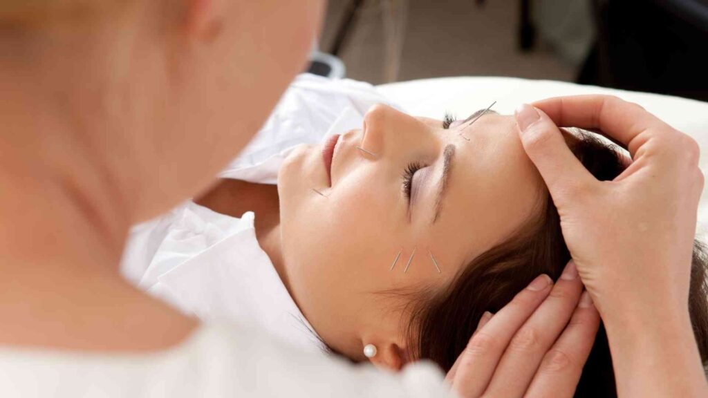 mujer relajada durante sesión de acupuntura facial sin dolor