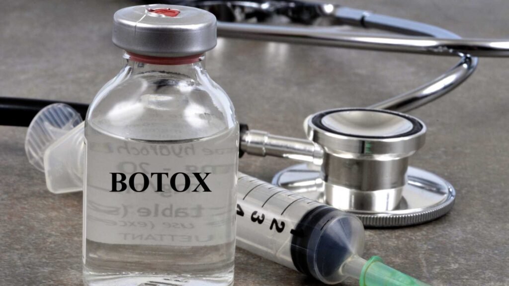 Frasco de bótox y jeringa médica como contraste a tratamientos naturales